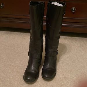 Black Clark’s heeled leather boot